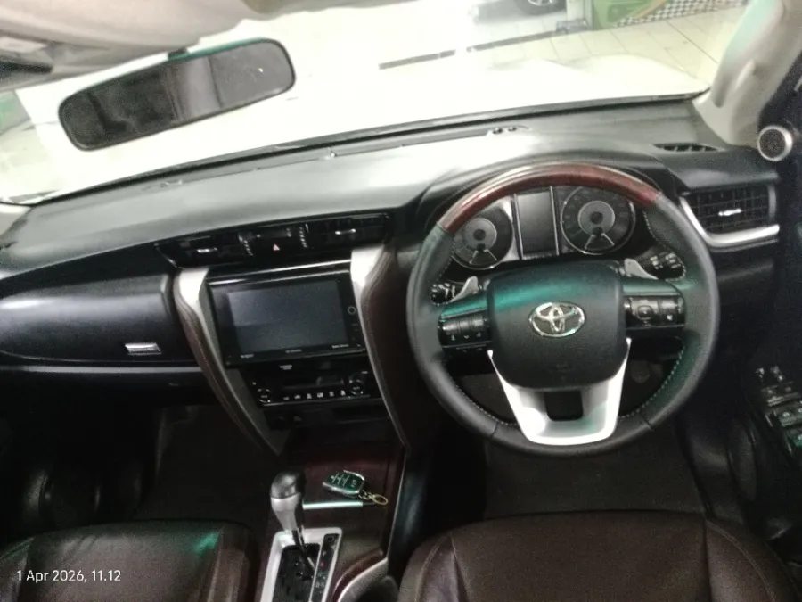 Foto Mobil Bekas Dashboard Toyota Fortuner 2.4 4X2 VRZ tahun 2017