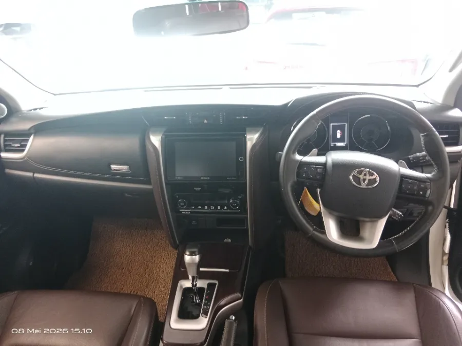 Foto Mobil Bekas Dashboard Toyota Fortuner 2.4 4X2 VRZ tahun 2017