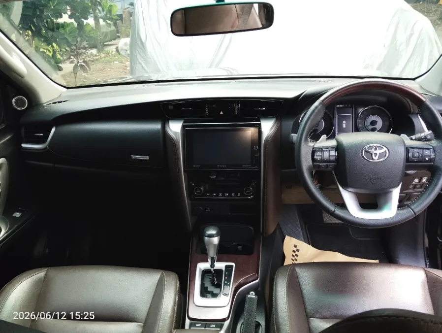 Foto Mobil Bekas Dashboard Toyota Fortuner 2.4 4X2 VRZ tahun 2017