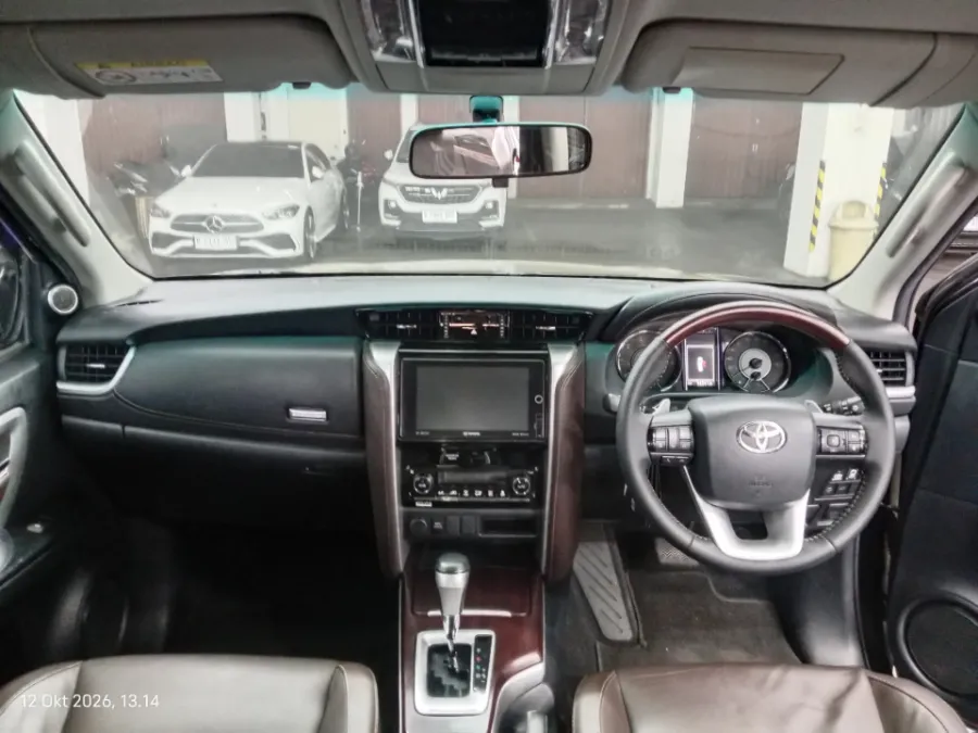 Foto Mobil Bekas Dashboard Toyota Fortuner 2.4 4X2 VRZ tahun 2017