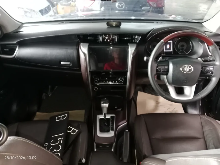 Foto Mobil Bekas Dashboard Toyota Fortuner 2.4 4X2 VRZ tahun 2017