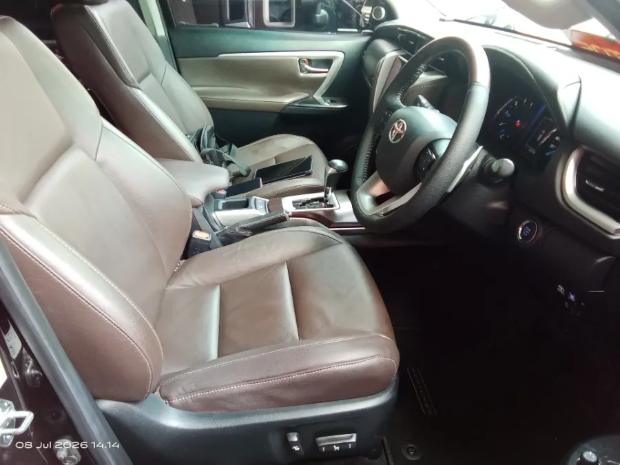 Foto Mobil Bekas Kabin Depan Toyota Fortuner 2.4 4X2 VRZ tahun 2017