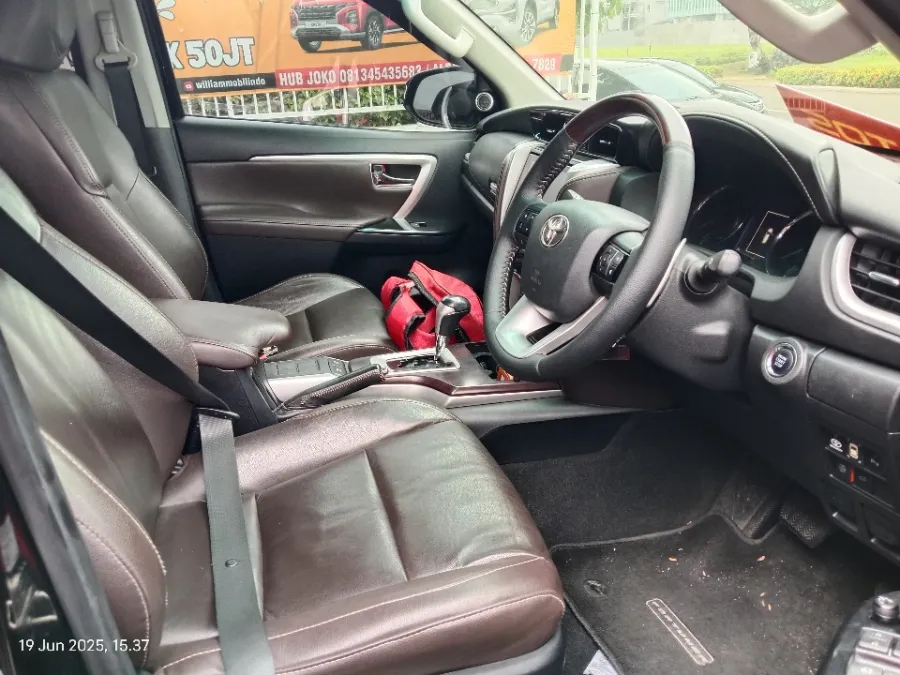 Foto Mobil Bekas Kabin Depan Toyota Fortuner 2.4 4X2 VRZ tahun 2017