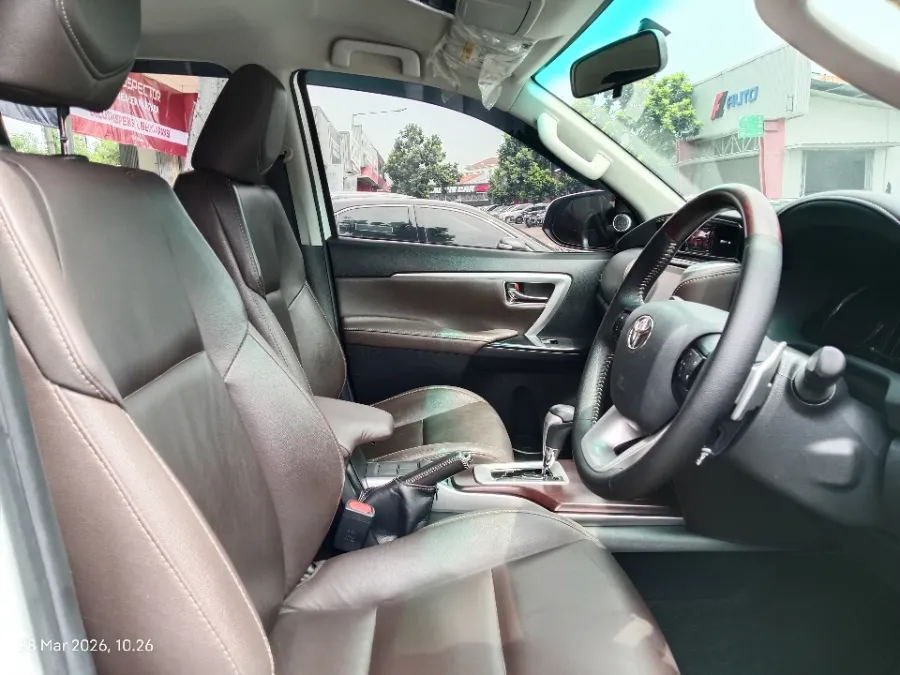 Foto Mobil Bekas Kabin Depan Toyota Fortuner 2.4 4X2 VRZ tahun 2017
