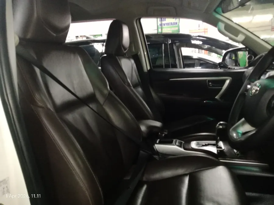 Foto Mobil Bekas Kabin Depan Toyota Fortuner 2.4 4X2 VRZ tahun 2017