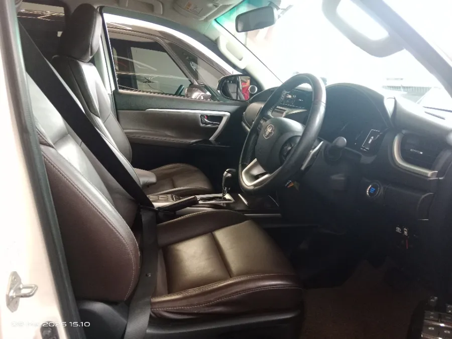 Foto Mobil Bekas Kabin Depan Toyota Fortuner 2.4 4X2 VRZ tahun 2017