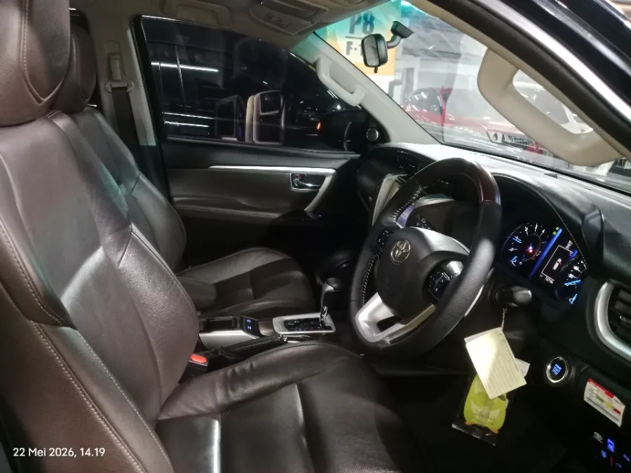 Foto Mobil Bekas Kabin Depan Toyota Fortuner 2.4 4X2 VRZ tahun 2017