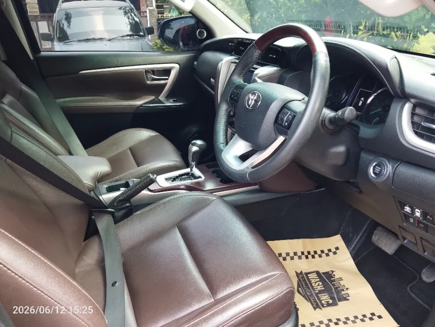 Foto Mobil Bekas Kabin Depan Toyota Fortuner 2.4 4X2 VRZ tahun 2017