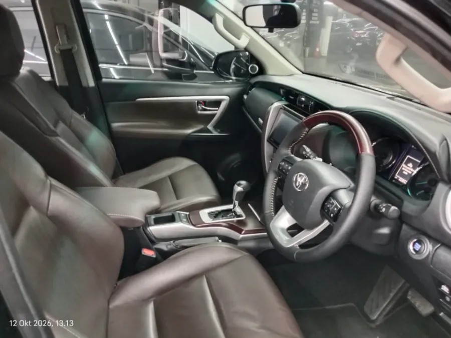 Foto Mobil Bekas Kabin Depan Toyota Fortuner 2.4 4X2 VRZ tahun 2017