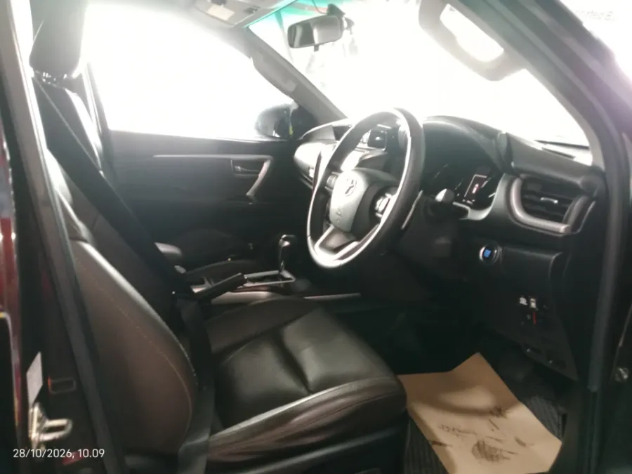 Foto Mobil Bekas Kabin Depan Toyota Fortuner 2.4 4X2 VRZ tahun 2017