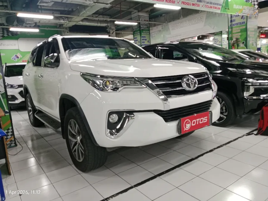 Foto Mobil Bekas Kanan Depan Toyota Fortuner 2.4 4X2 VRZ tahun 2017