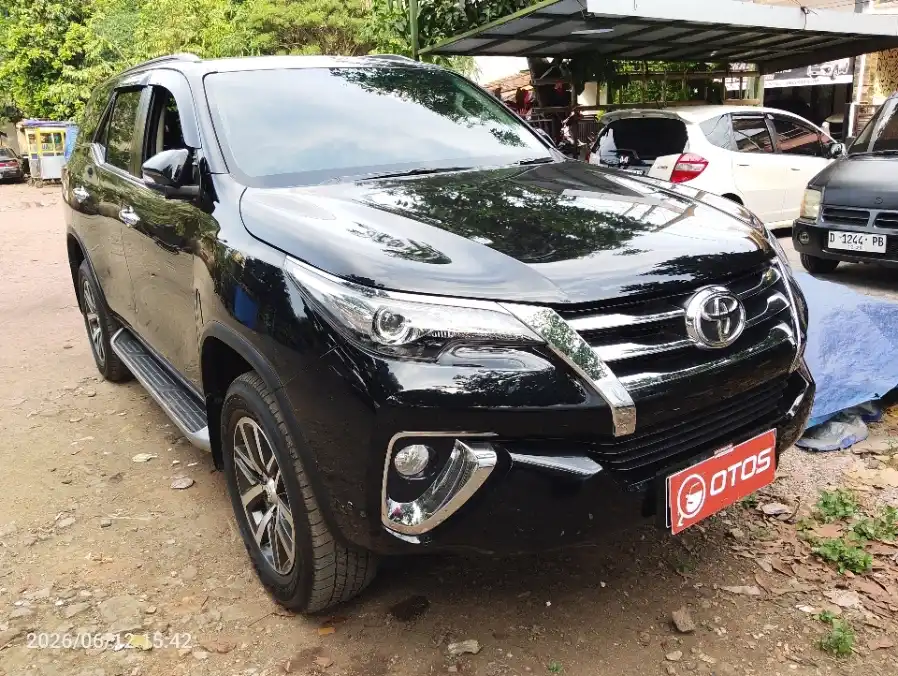Foto Mobil Bekas Kanan Depan Toyota Fortuner 2.4 4X2 VRZ tahun 2017