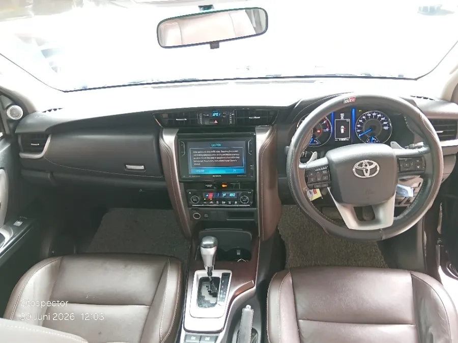 Foto Mobil Bekas Dashboard Toyota Fortuner 2.4 4X2 VRZ tahun 2018