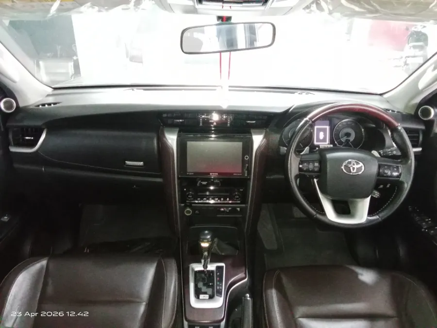 Foto Mobil Bekas Dashboard Toyota Fortuner 2.4 4X2 VRZ tahun 2018