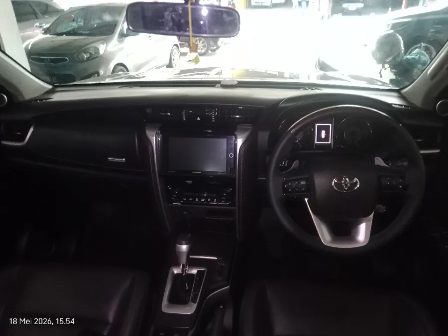 Foto Mobil Bekas Dashboard Toyota Fortuner 2.4 4X2 VRZ tahun 2018