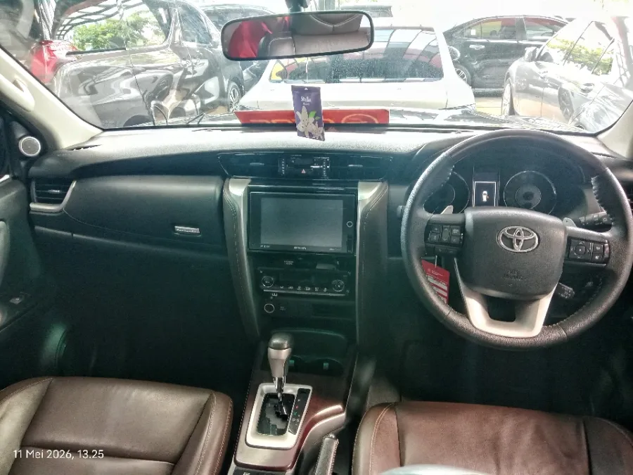 Foto Mobil Bekas Dashboard Toyota Fortuner 2.4 4X2 VRZ tahun 2018