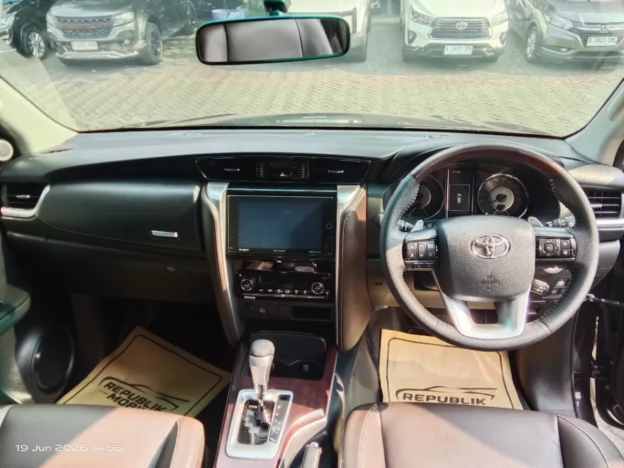 Foto Mobil Bekas Dashboard Toyota Fortuner 2.4 4X2 VRZ tahun 2018