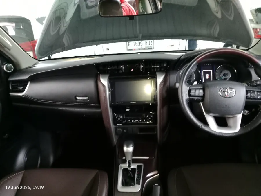 Foto Mobil Bekas Dashboard Toyota Fortuner 2.4 4X2 VRZ tahun 2018