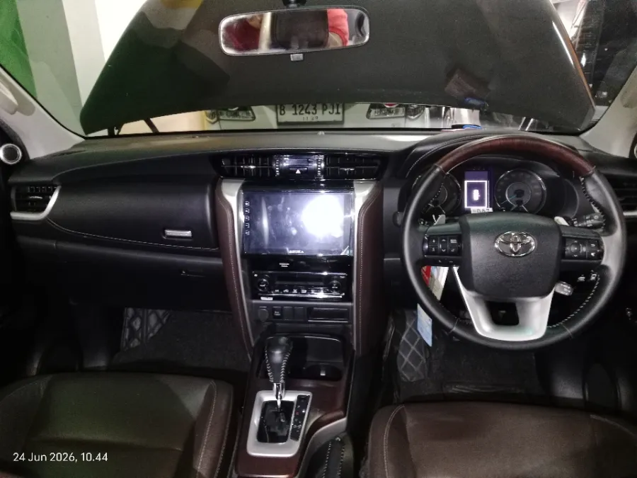 Foto Mobil Bekas Dashboard Toyota Fortuner 2.4 4X2 VRZ tahun 2018