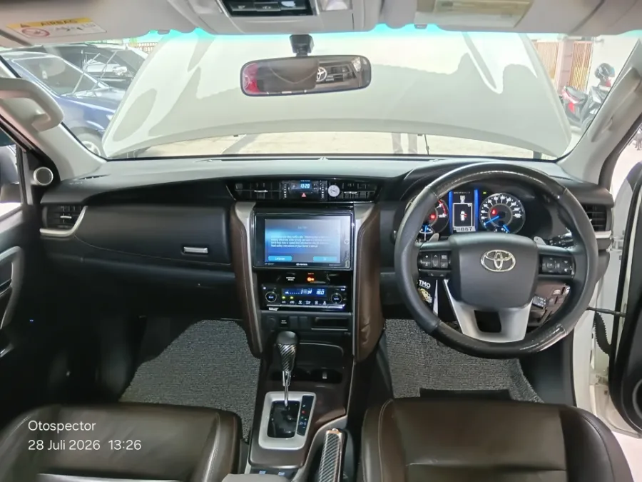 Foto Mobil Bekas Dashboard Toyota Fortuner 2.4 4X2 VRZ tahun 2018