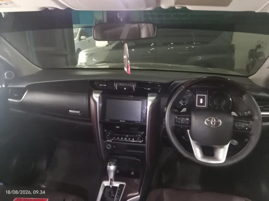 Foto Mobil Bekas Dashboard Toyota Fortuner 2.4 4X2 VRZ tahun 2018