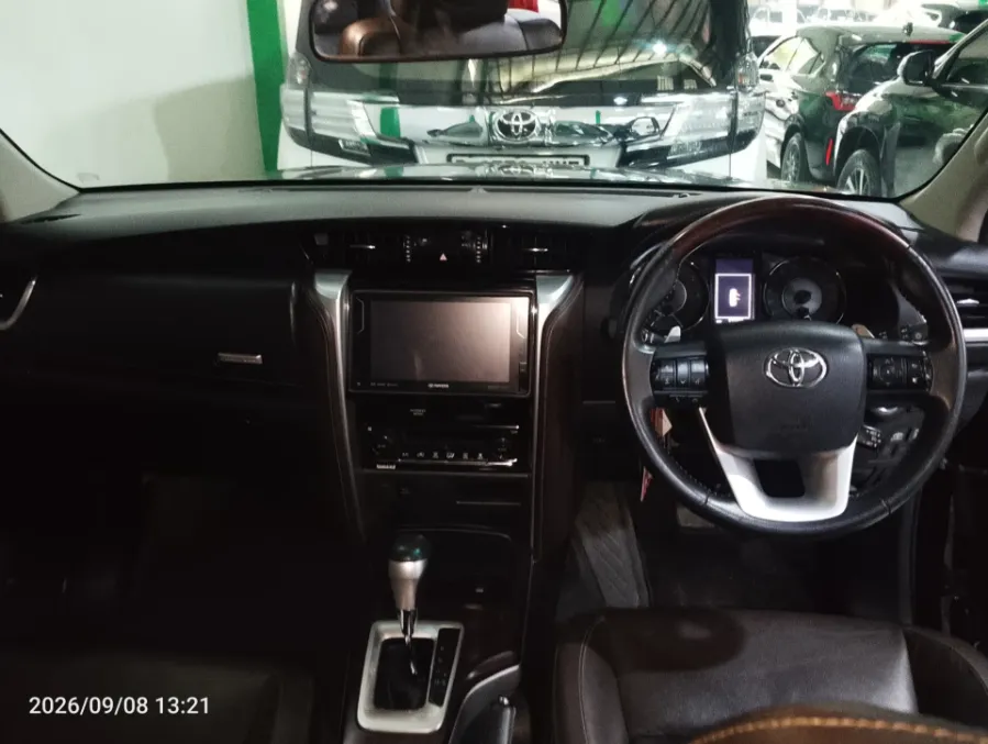 Foto Mobil Bekas Dashboard Toyota Fortuner 2.4 4X2 VRZ tahun 2018