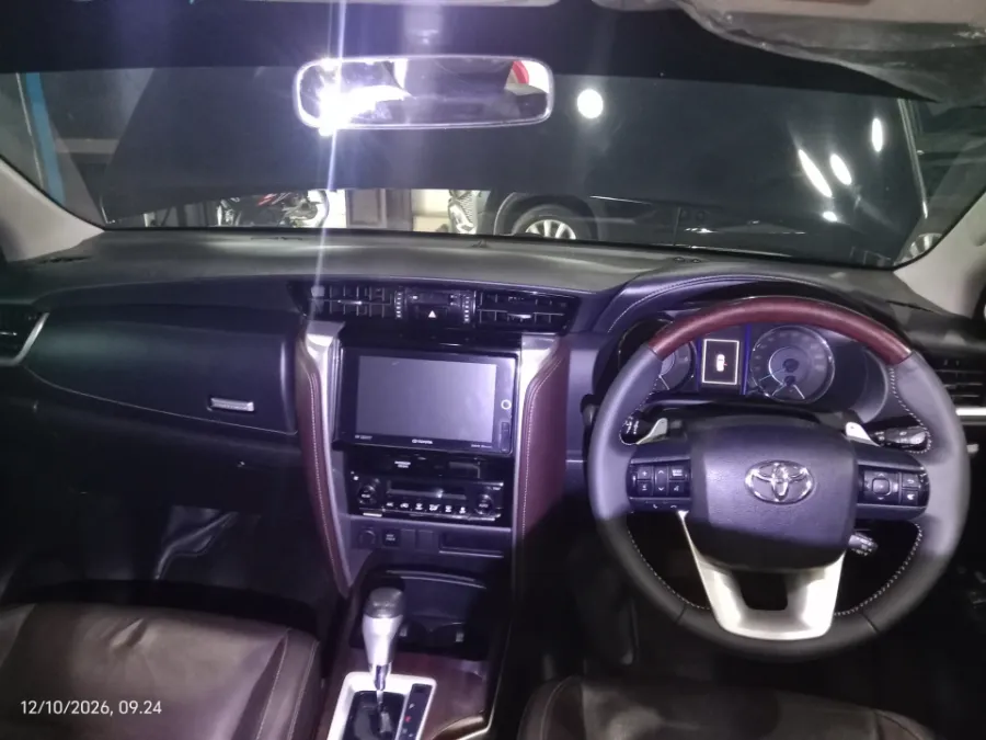 Foto Mobil Bekas Dashboard Toyota Fortuner 2.4 4X2 VRZ tahun 2018