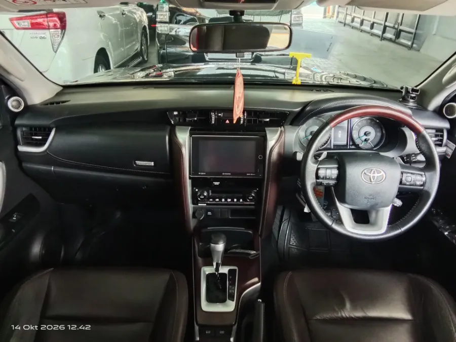 Foto Mobil Bekas Dashboard Toyota Fortuner 2.4 4X2 VRZ tahun 2018