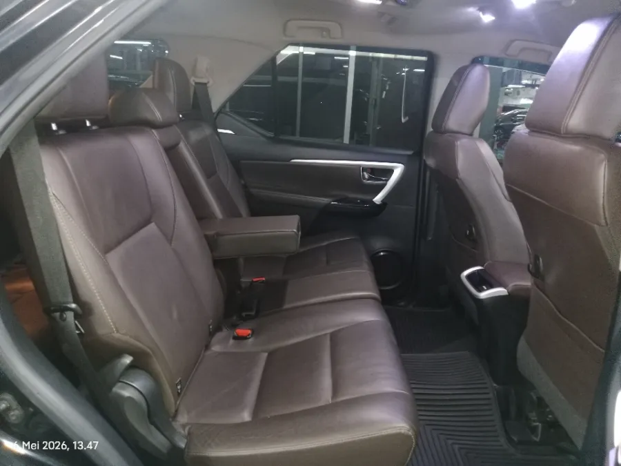 Foto Mobil Bekas Kabin Belakang Toyota Fortuner 2.4 4X2 VRZ tahun 2018