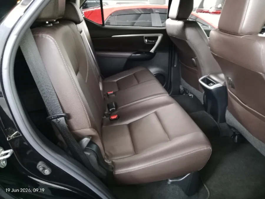 Foto Mobil Bekas Kabin Belakang Toyota Fortuner 2.4 4X2 VRZ tahun 2018