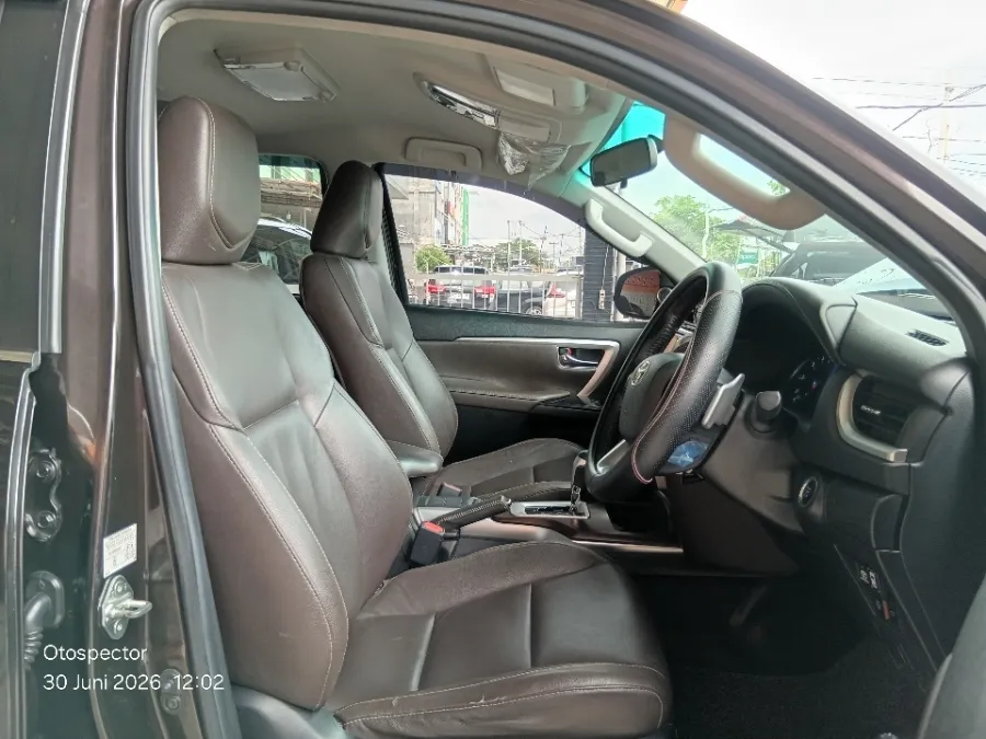 Foto Mobil Bekas Kabin Depan Toyota Fortuner 2.4 4X2 VRZ tahun 2018