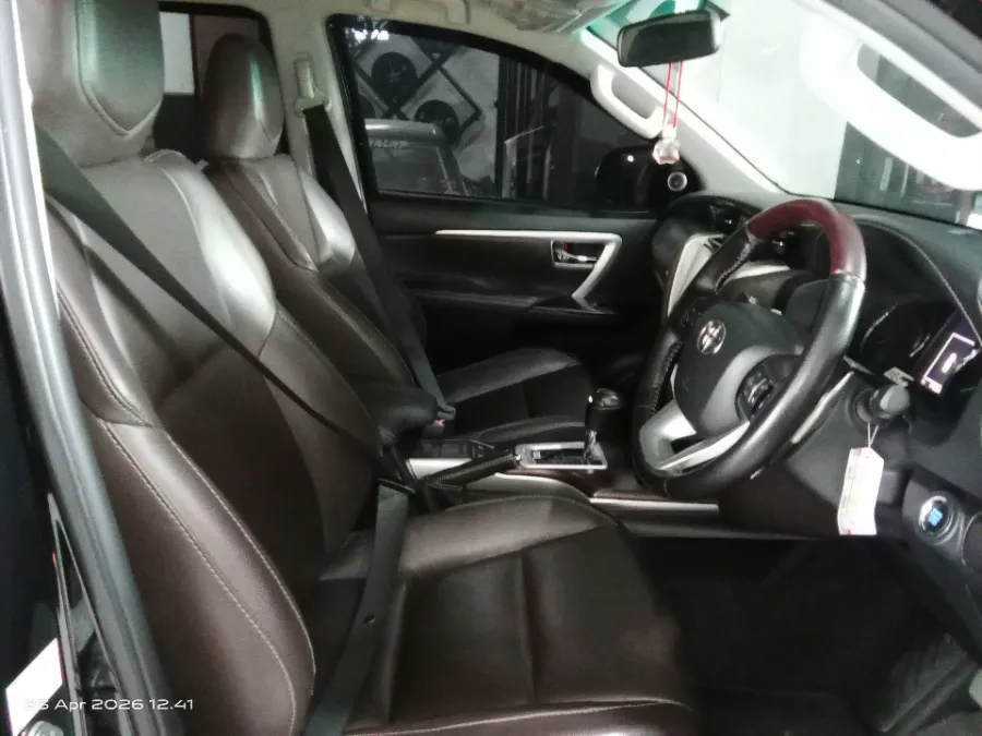 Foto Mobil Bekas Kabin Depan Toyota Fortuner 2.4 4X2 VRZ tahun 2018