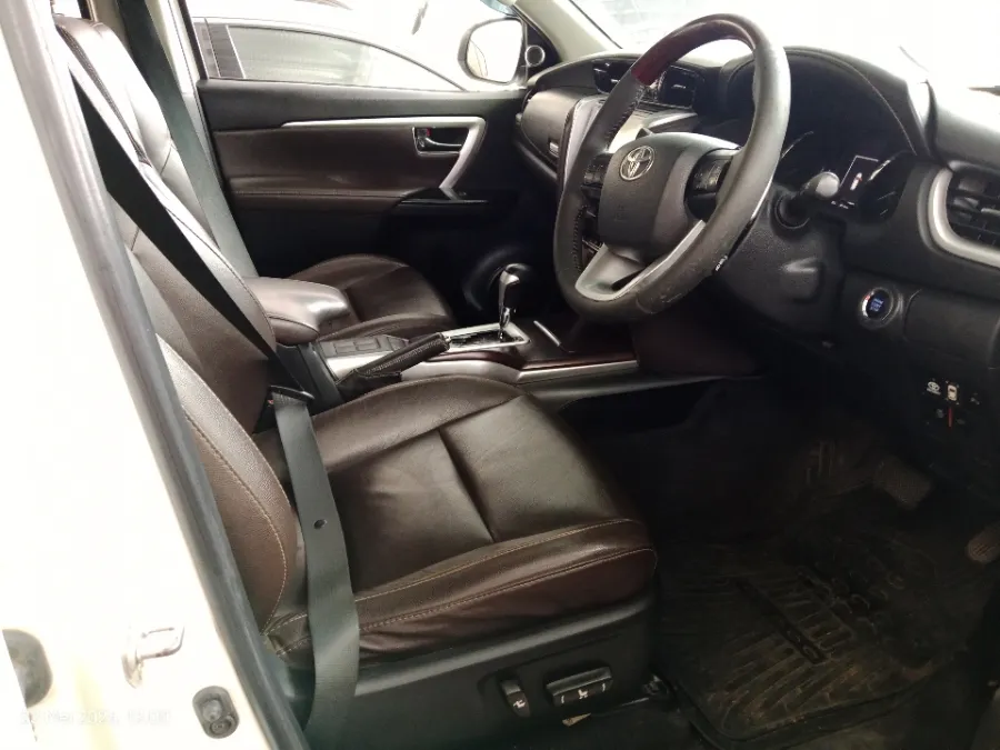 Foto Mobil Bekas Kabin Depan Toyota Fortuner 2.4 4X2 VRZ tahun 2018