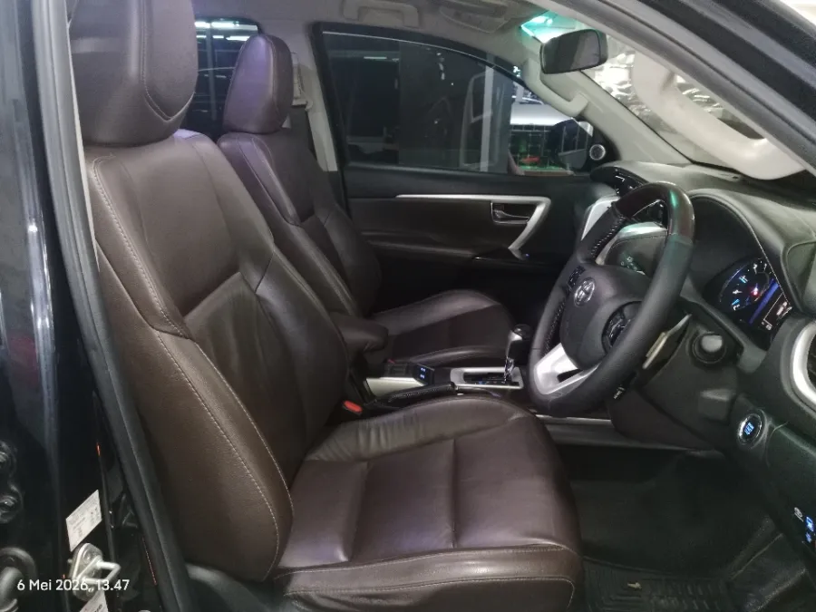 Foto Mobil Bekas Kabin Depan Toyota Fortuner 2.4 4X2 VRZ tahun 2018