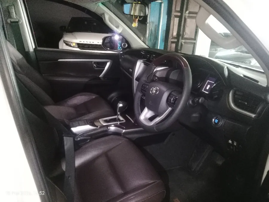 Foto Mobil Bekas Kabin Depan Toyota Fortuner 2.4 4X2 VRZ tahun 2018