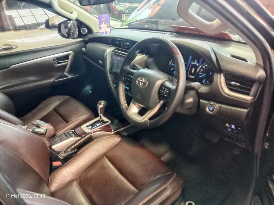 Foto Mobil Bekas Kabin Depan Toyota Fortuner 2.4 4X2 VRZ tahun 2018