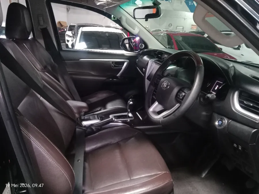 Foto Mobil Bekas Kabin Depan Toyota Fortuner 2.4 4X2 VRZ tahun 2018