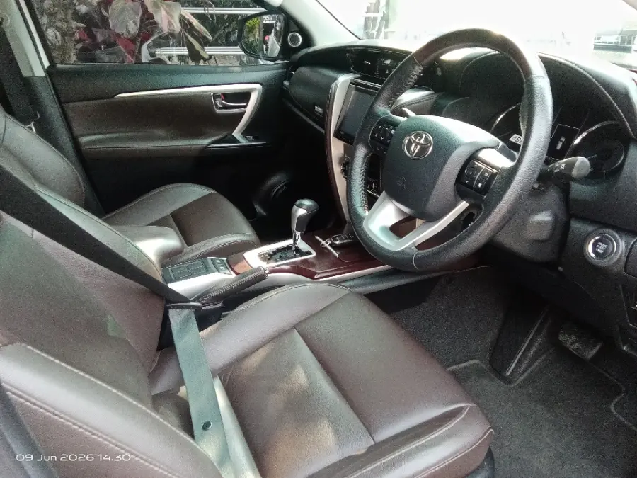 Foto Mobil Bekas Kabin Depan Toyota Fortuner 2.4 4X2 VRZ tahun 2018