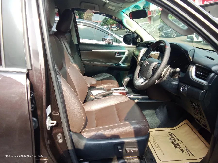 Foto Mobil Bekas Kabin Depan Toyota Fortuner 2.4 4X2 VRZ tahun 2018