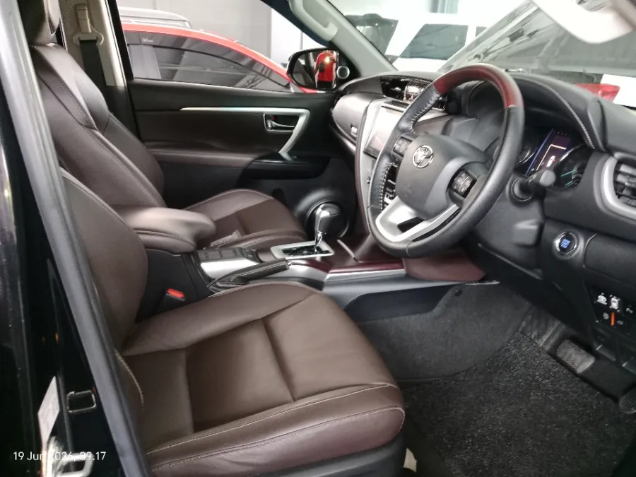 Foto Mobil Bekas Kabin Depan Toyota Fortuner 2.4 4X2 VRZ tahun 2018
