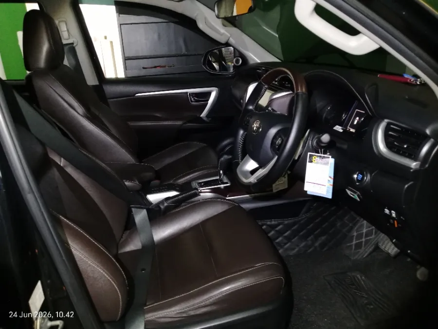 Foto Mobil Bekas Kabin Depan Toyota Fortuner 2.4 4X2 VRZ tahun 2018
