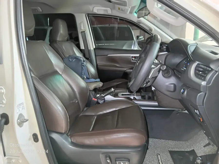 Foto Mobil Bekas Kabin Depan Toyota Fortuner 2.4 4X2 VRZ tahun 2018