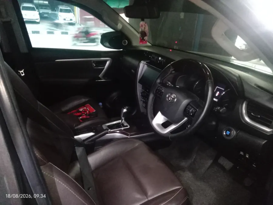 Foto Mobil Bekas Kabin Depan Toyota Fortuner 2.4 4X2 VRZ tahun 2018