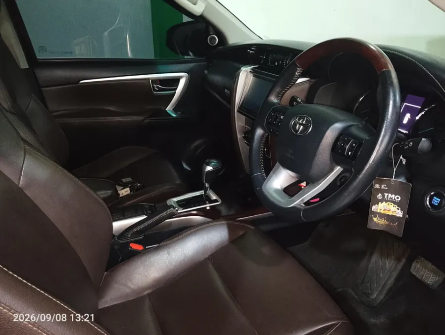 Foto Mobil Bekas Kabin Depan Toyota Fortuner 2.4 4X2 VRZ tahun 2018