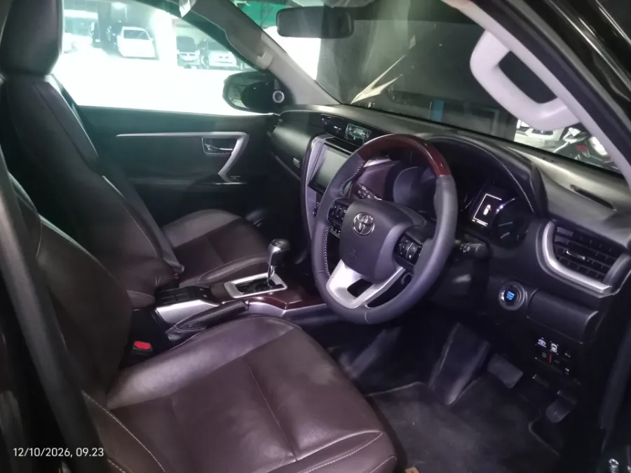 Foto Mobil Bekas Kabin Depan Toyota Fortuner 2.4 4X2 VRZ tahun 2018