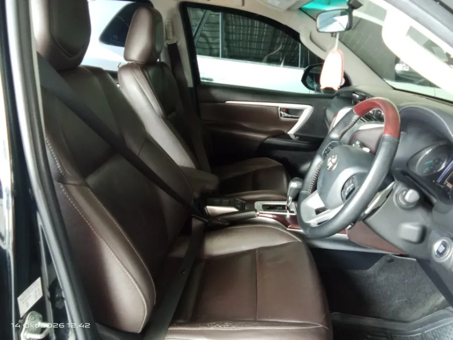 Foto Mobil Bekas Kabin Depan Toyota Fortuner 2.4 4X2 VRZ tahun 2018