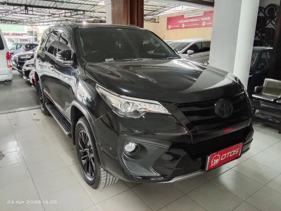 Foto Mobil Bekas Kanan Depan Toyota Fortuner 2.4 4X2 VRZ tahun 2018