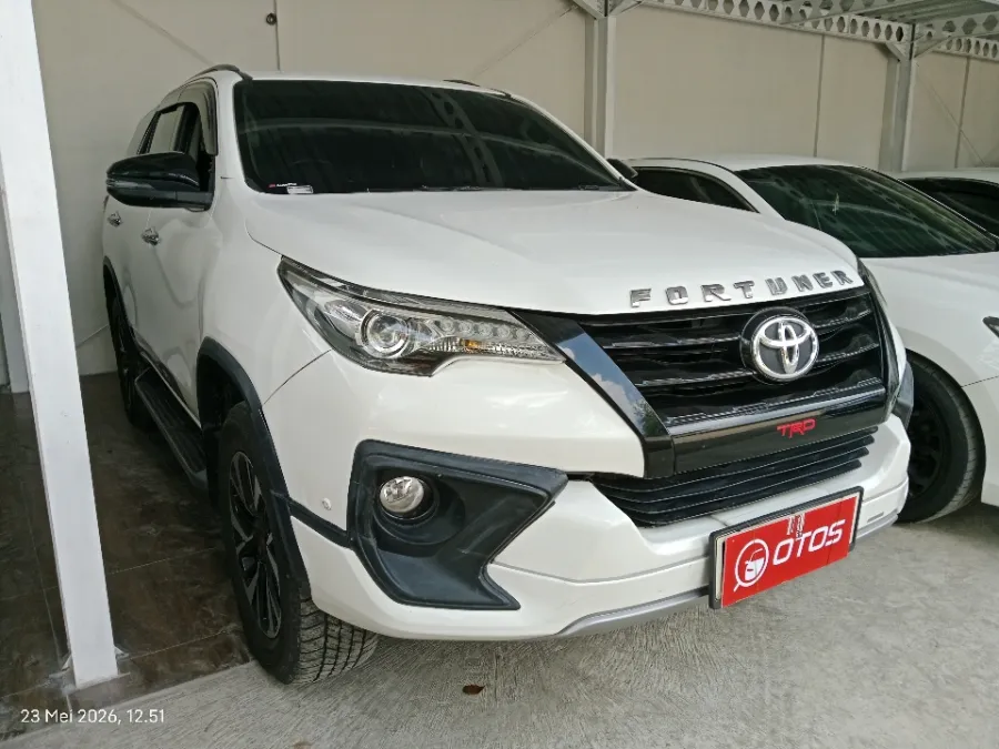 Foto Mobil Bekas Kanan Depan Toyota Fortuner 2.4 4X2 VRZ tahun 2018