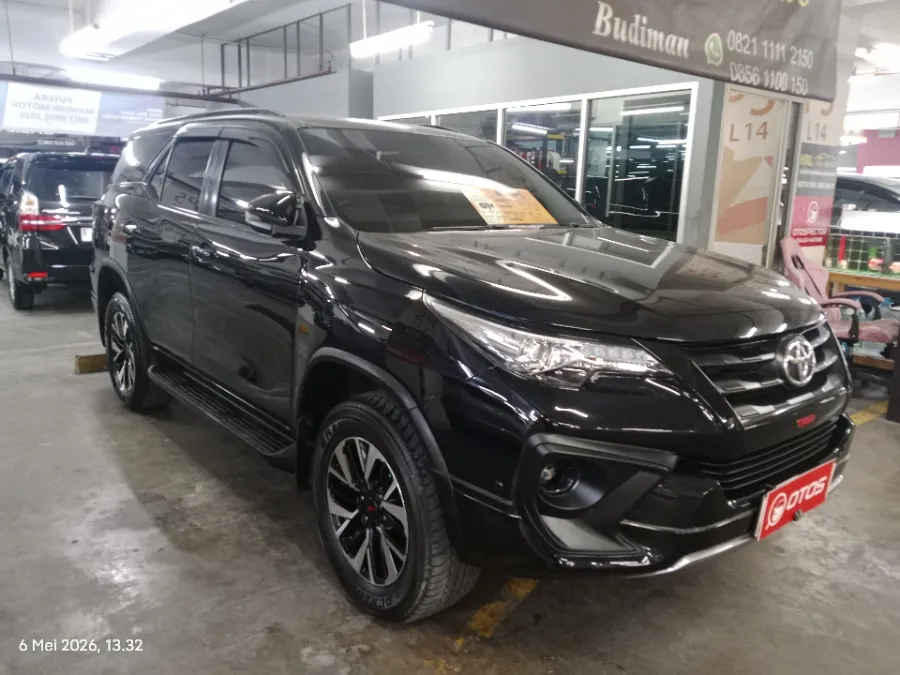 Foto Mobil Bekas Kanan Depan Toyota Fortuner 2.4 4X2 VRZ tahun 2018