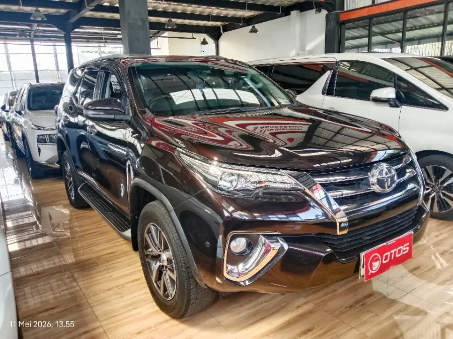 Foto Mobil Bekas Kanan Depan Toyota Fortuner 2.4 4X2 VRZ tahun 2018